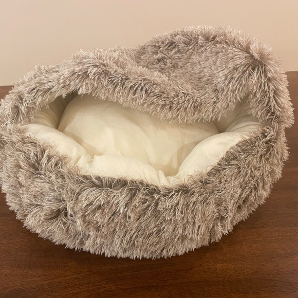 Round Small Cave Dog Bed - New in Bag - 20"x20" - Picture 4 of 10